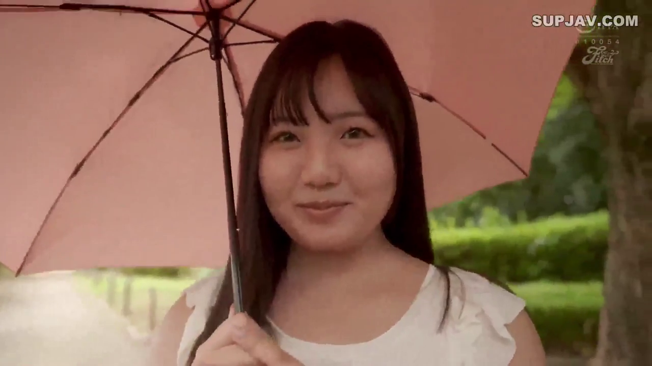 站立 · 微笑 · 面部特写 · 白色无袖上衣 · 户外公园 · 撑伞 · 清新 · 粉色雨伞