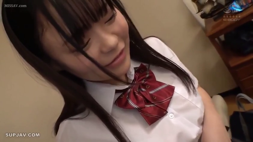 室内 · 坐姿 · 面部 · 校服 · 羞涩 · 微笑 · 女子高中生