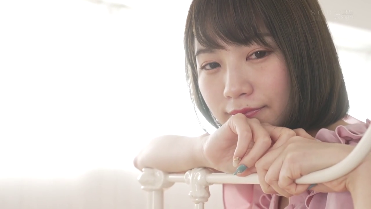 臥室 · 微笑 · 面部特寫 · 趴臥 · 看镜头 · 床架 · 清新 · 粉色褶皱衣