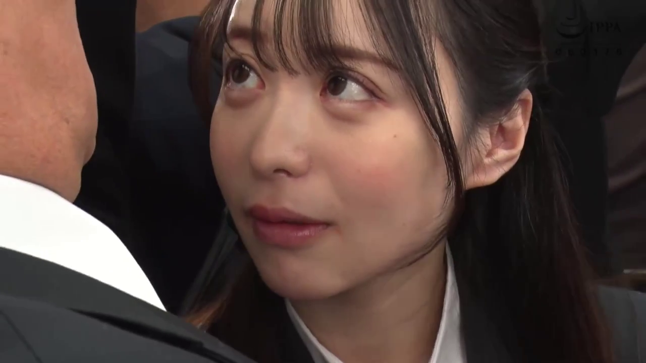 Indoor · Stand · 面部特写 · 呆滞 · Workplace Plot · 深色职业装 · 仰望对视