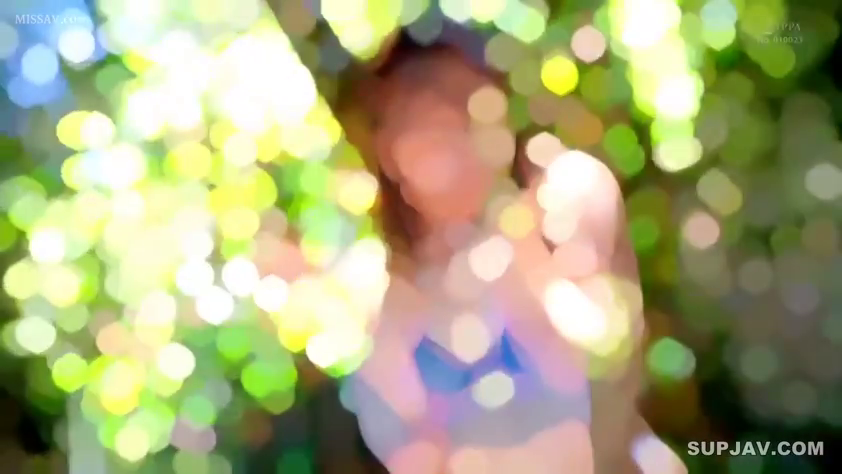 中景 · 站姿 · 摆拍 · 微笑 · 公园 · 背景虚化 · 蓝色比基尼