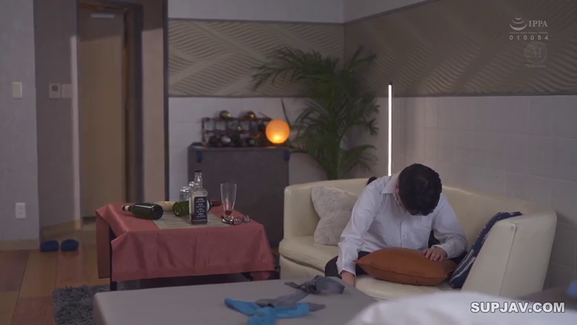 坐姿 · 低头 · 全景 · 客厅 · 酒瓶 · 衬衫 · 室内环境