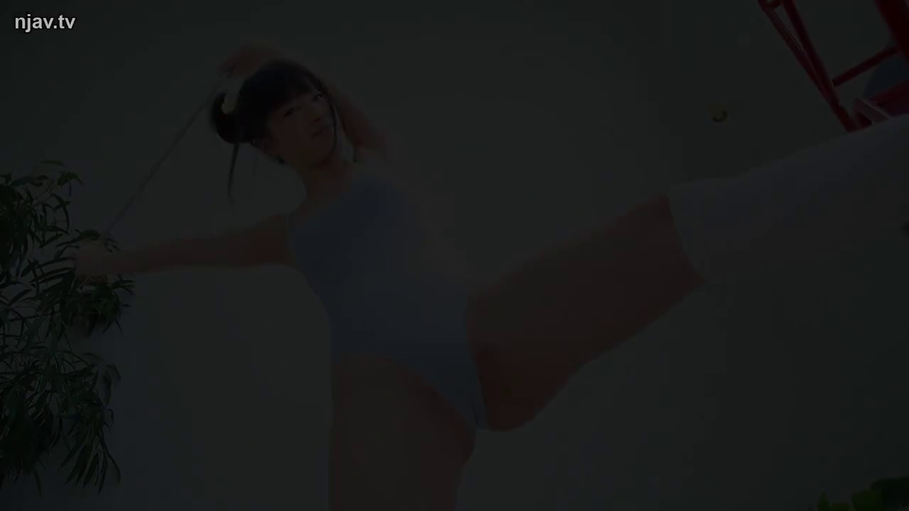 室内 · 全身 · 专注 · 白袜 · 连体衣 · 拉伸 · 运动 · 劈叉