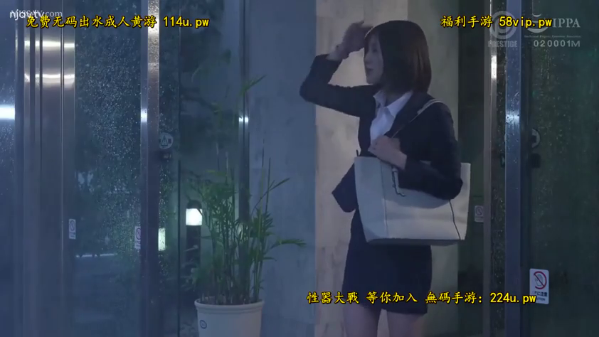 站立 · 全景 · 平静 · 职场女性 · ハンドバッグ · 职业套装 · 观望 · 办公楼入口