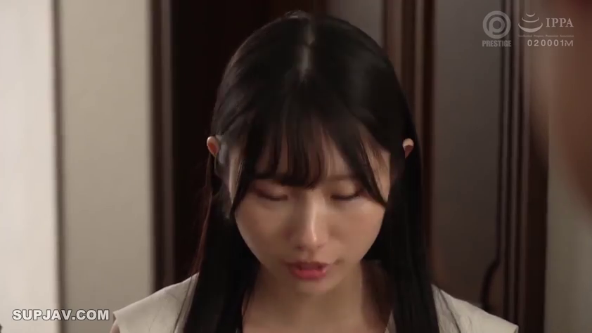 室内 · 忧郁 · 低头 · 站立 · 面部特写 · 浅色上衣 · 成人片剧照