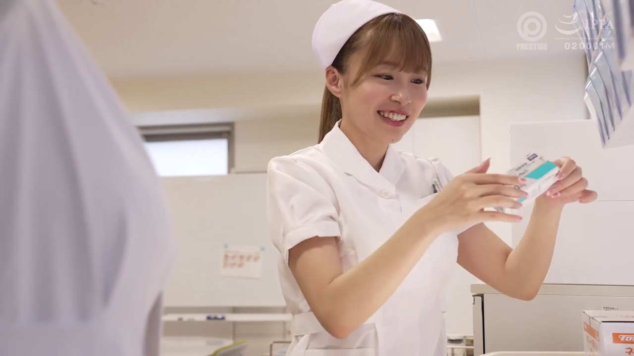 站立 · 半身特写 · 制服诱惑 · 甜美微笑 · 白色护士服 · 医院办公室 · 整理药盒 · 药品包装盒