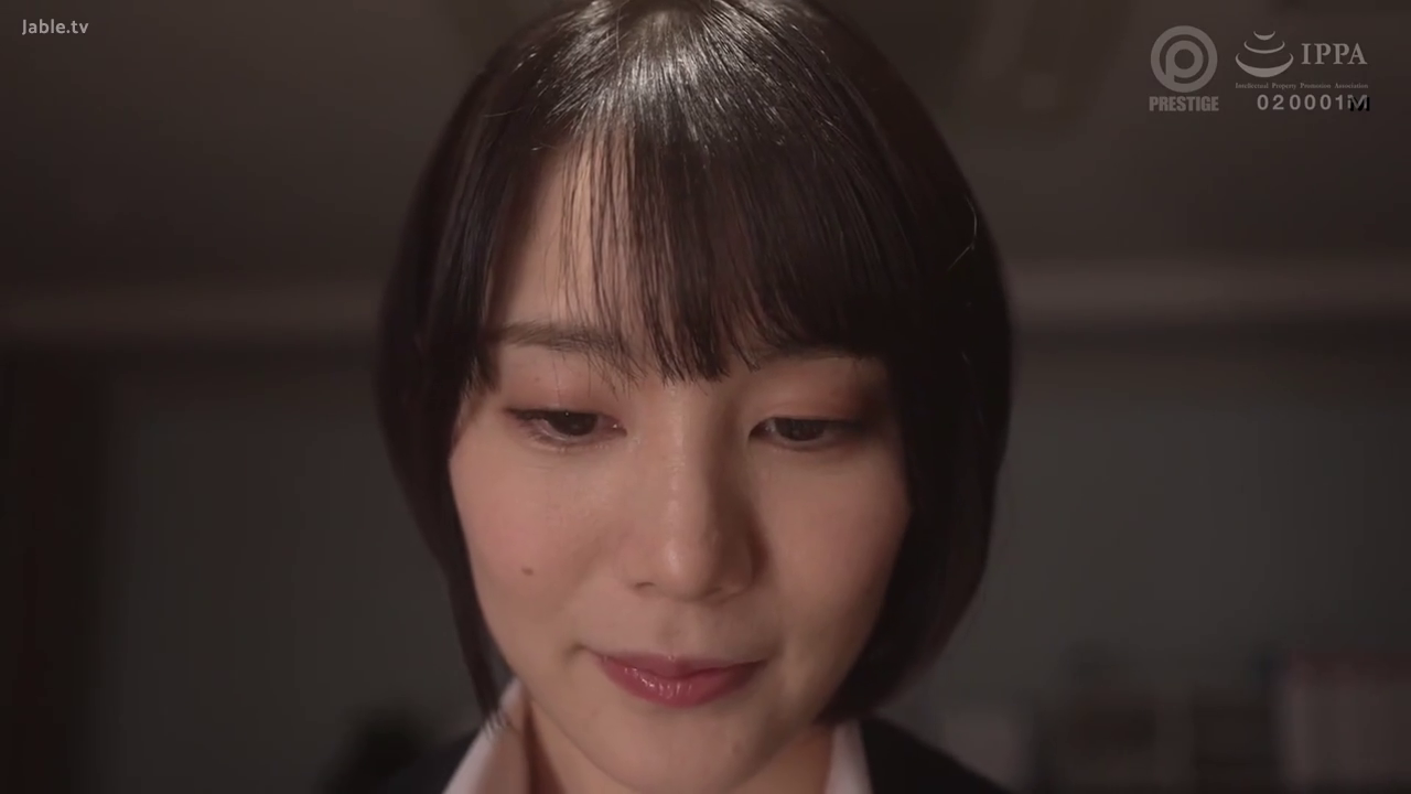 Indoor · Lower your head · Close-up of the face · 平静 · Business attire · 短发 · 静止