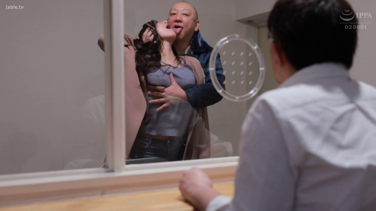 Enjoy · Medium shot · Standing Posture · indecent assault · Casual wear · 玻璃隔断 · 探视室 · 监禁题材