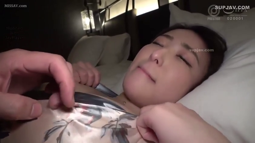 寝室 · 灯 · 顔のクローズアップ · 寝姿 · 花纹绸缎上衣 · 被脱衣行为 · 闭眼陶醉表情