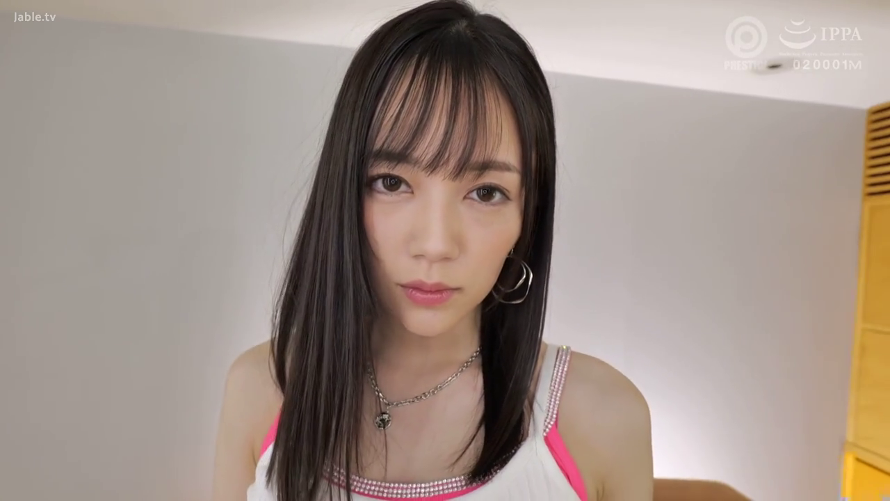 室内 · 脸部 · 站立 · 项链 · 凝视 · 白色吊带 · 冷艳 · 黑长直