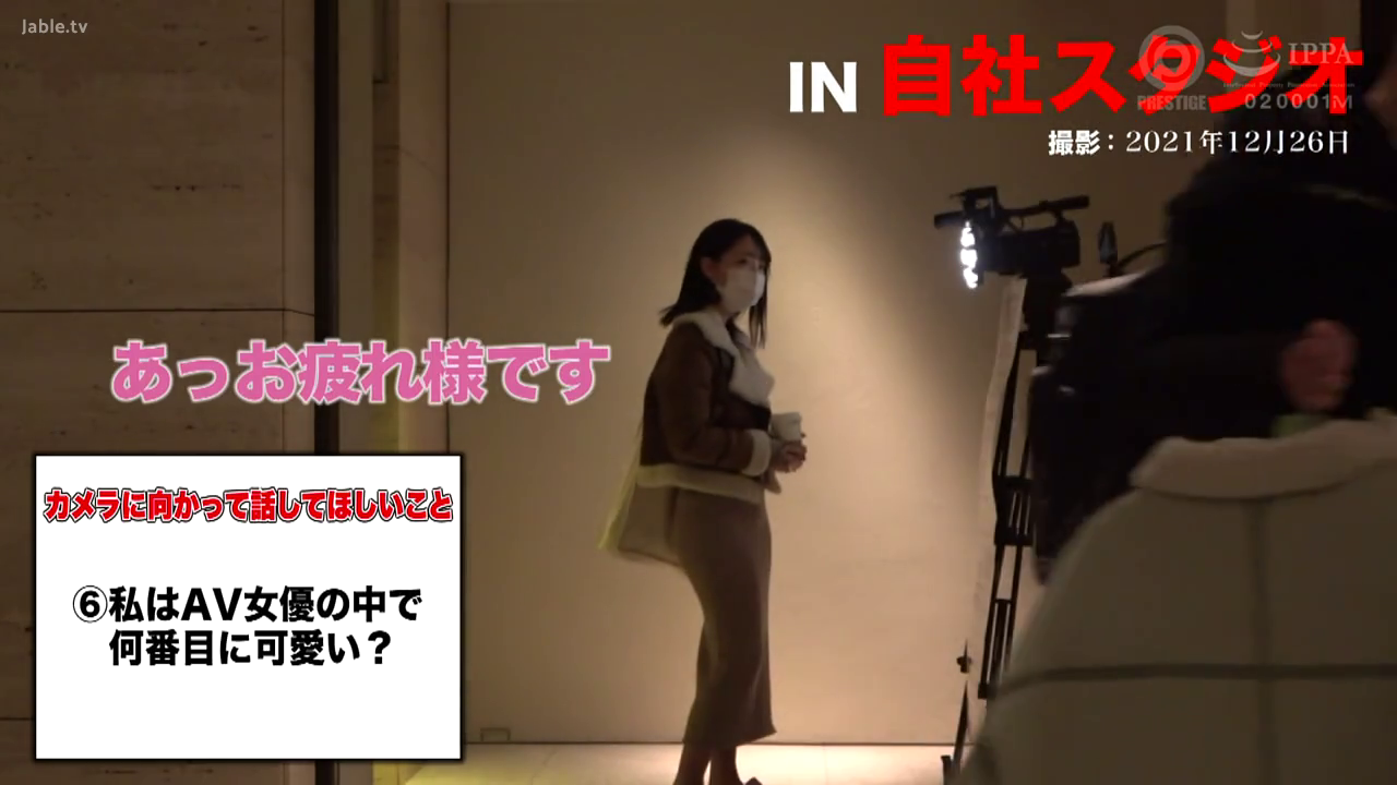 Whole body · Standing Posture · Studio · Casual wear · 录制 · 摄像机 · 戴口罩 · 幕后