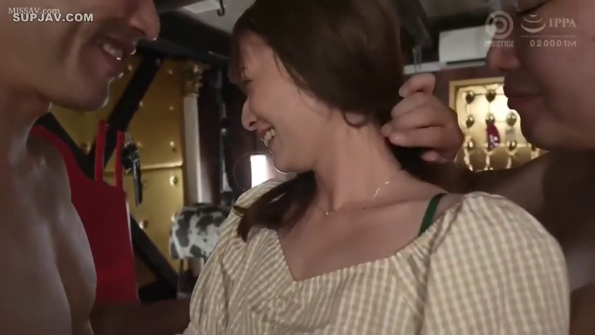 室内 · 站姿 · 面部特写 · 多人场景 · 微笑表情 · 格纹上衣 · 亲昵行为 · 墙壁装饰