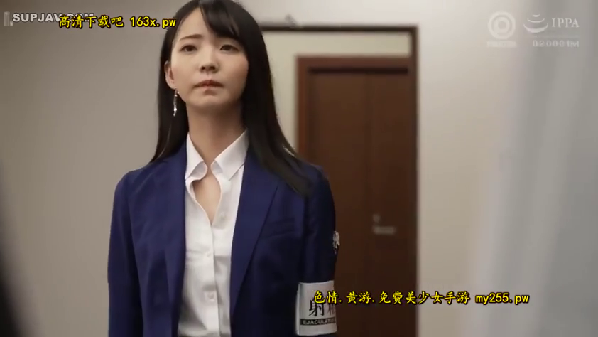 室内 · 真剣 · 站立 · 半身 · 注視 · スーツ · 臂章 · OL装扮