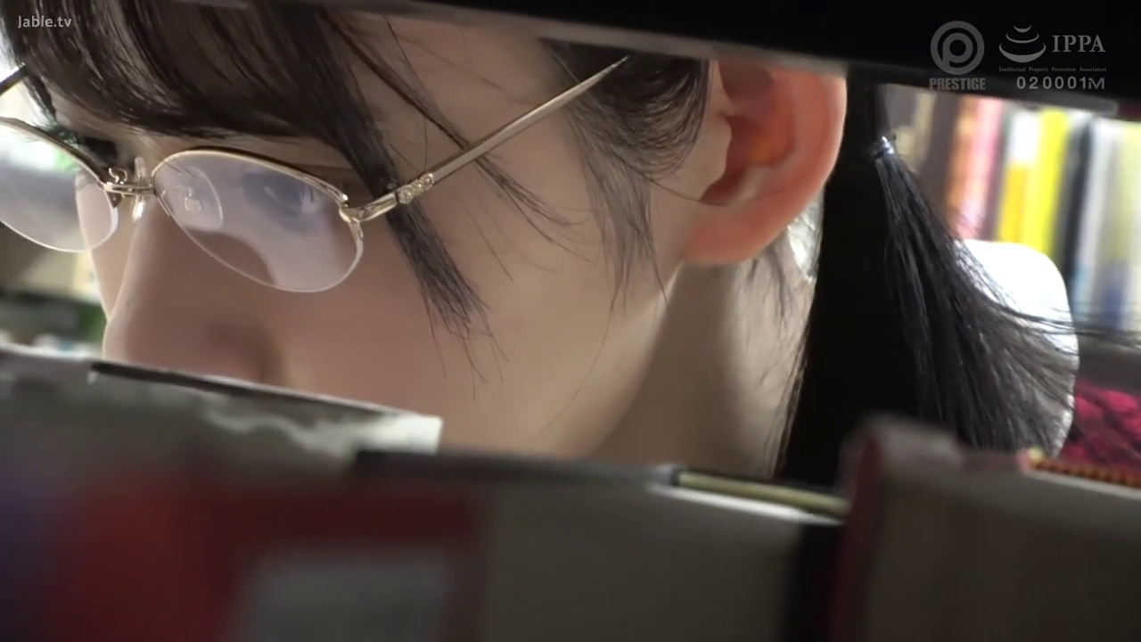 室内 · 俯身 · 眼镜 · 专注 · 便装 · 局部特写 · 窥视 · 眼部