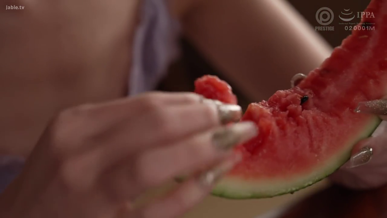 室内 · 紫色吊带 · 局部特写 · 美甲 · 持物 · 西瓜 · 吃西瓜