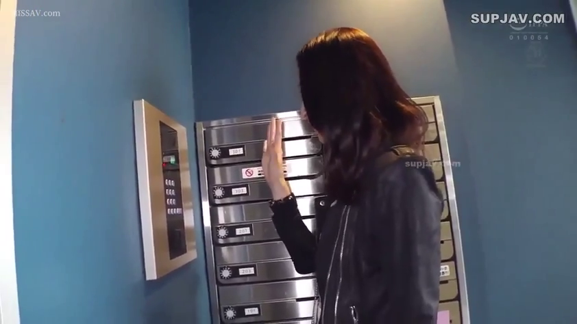 Stand · 平静 · 公寓走廊 · 日常场景 · 侧面中景 · Black leather jacket · Walkie-talkie · 按门铃