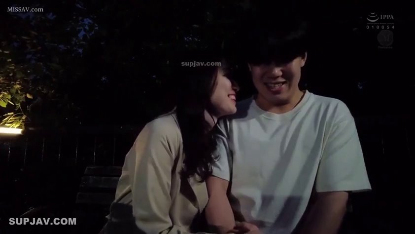 Medium shot · Night view · 米色外套 · Seat · Bench · 户外公园 · 依偎 · 甜蜜