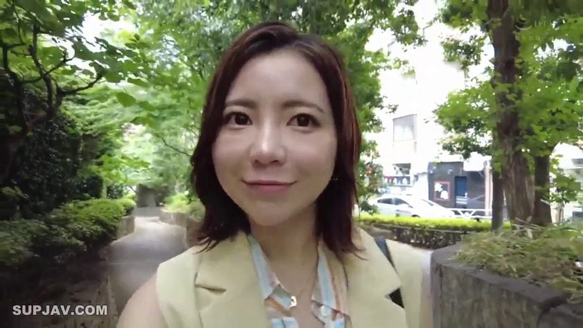 站立 · 微笑 · 半身 · 散步 · 单肩包 · 素人感 · 西装外套 · 街头