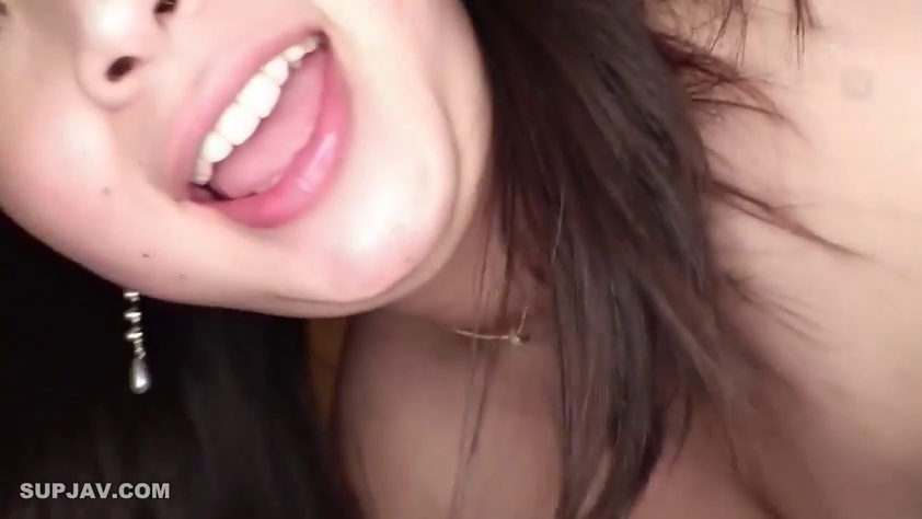 室内 · 全裸 · 面部特写 · 诱惑 · 卧姿 · 耳饰 · 高清画质 · 露齿微笑