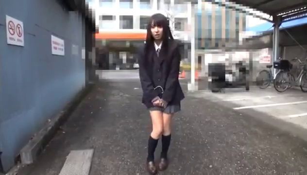 平静 · 等待 · 西装外套 · 街头 · 小巷 · 指示牌 · 并腿站立