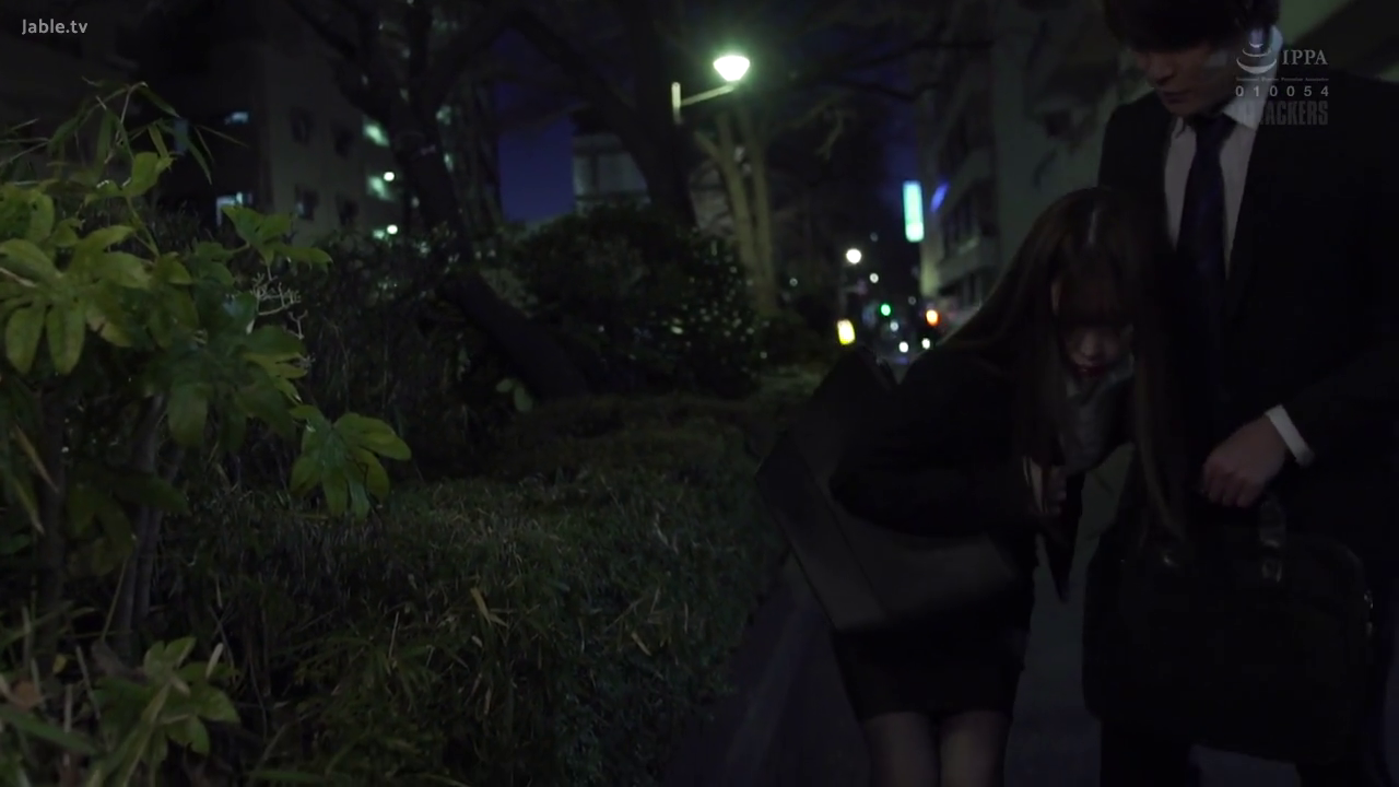 全景 · 职业装 · 行走 · 户外街道 · 公文包 · 跟随 · 夜色