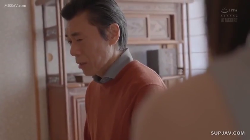 室內 · 嚴肅 · 站立 · 注視 · 橱柜 · 侧脸特写 · 红色毛衣 · 中年男性