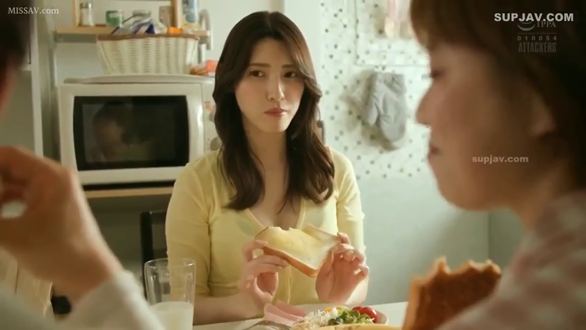 坐姿 · 中景 · 平静 · 多人 · 餐厅 · 休闲服 · 用餐 · 餐具