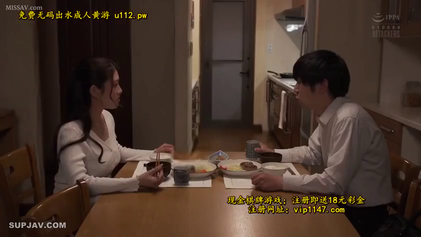 Sitting Posture · 平静 · 居家 · 碗筷 · 白色长袖 · 餐厅 · Eating