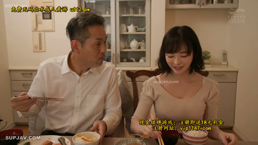 座り姿勢 · 自然 · 半身特写 · プロット · 餐厅 · 休闲服 · 进食 · 碗筷