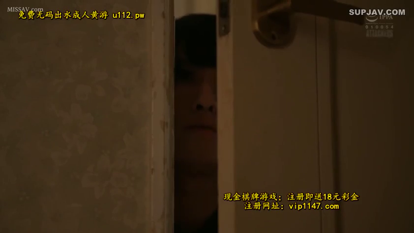 特写 · Peeping · 偷窥 · 房门 · 暗光环境 · 冷漠 · Door handle · 暗色上衣