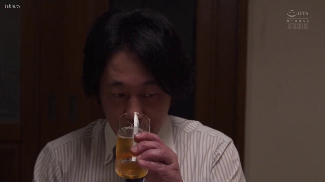 坐姿 · 严肃 · 条纹衬衫 · 面部特写 · 喝啤酒 · 玻璃杯 · 中年男性 · 家庭室内