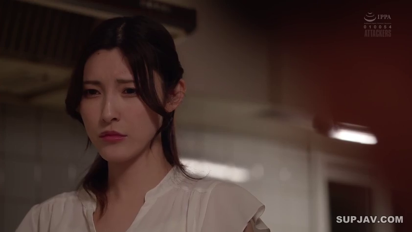 忧郁 · 脸部特写 · 站立 · 白衬衫 · 剧情 · 注视 · 厨房