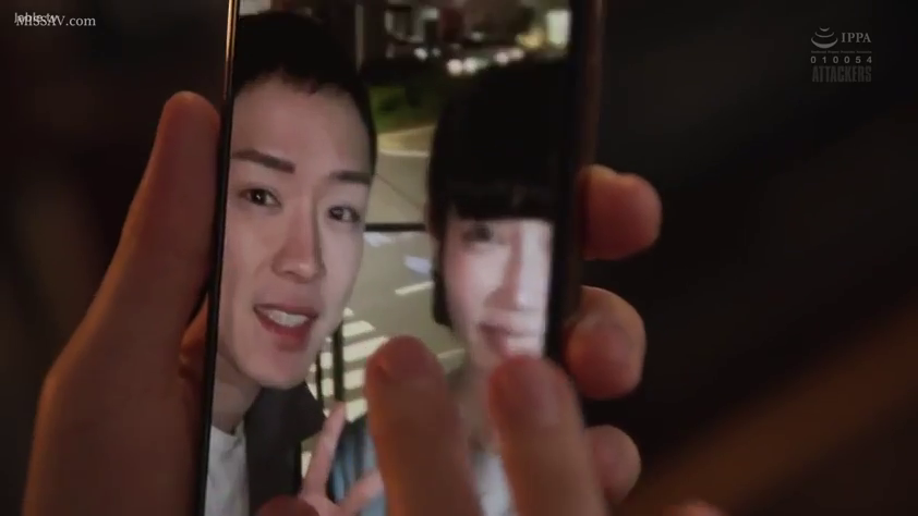 微笑 · 便服 · 手机 · 户外 · 手机屏幕 · 手指 · 拍照 · 持握