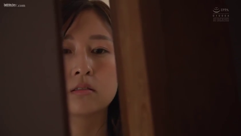 室内 · 站立 · 面部特写 · 便装 · 门 · 凝重 · 窥视 · 真人