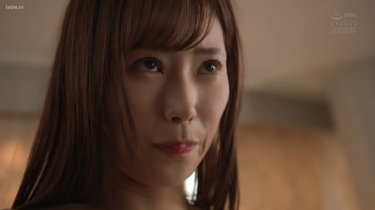 室内 · 脸部 · 凝视 · 仰视 · 情欲 · 肩膀裸露 · 女性特写