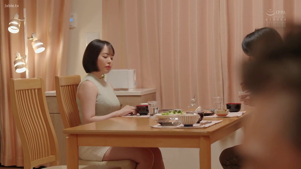 坐姿 · 严肃 · 半身特写 · 餐厅 · 短发 · 用餐 · 餐具 · 浅色无袖裙