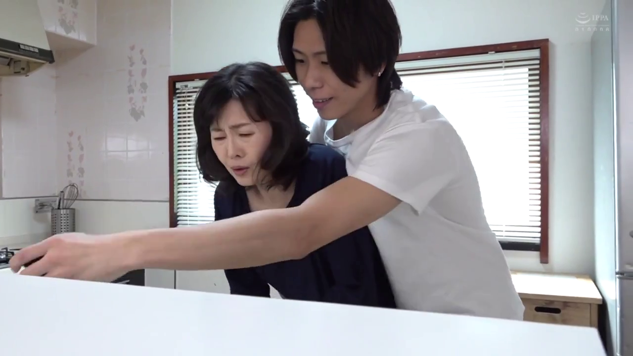 站立 · 全景 · 休闲装 · 厨房 · 难受 · 搂抱 · 强迫 · 厨具