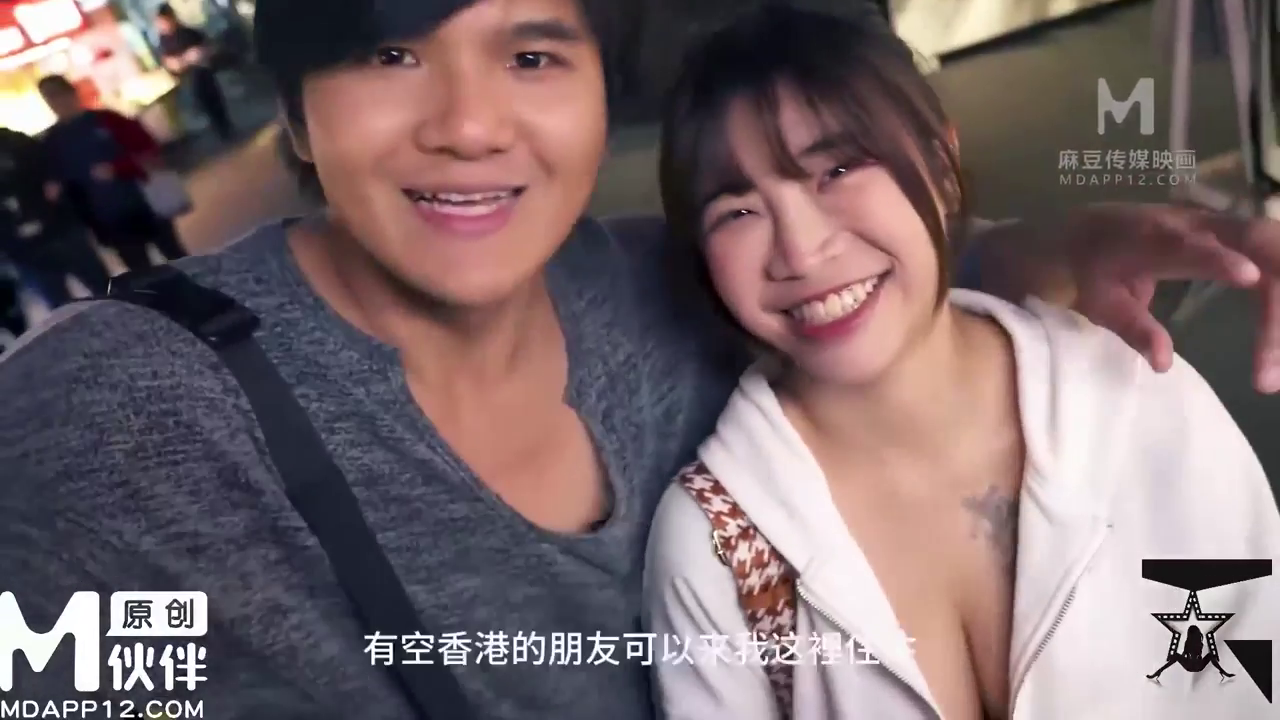 面部特写 · 户外 · 自拍 · 背包 · 连帽衫 · 并排 · 开朗 · 街头