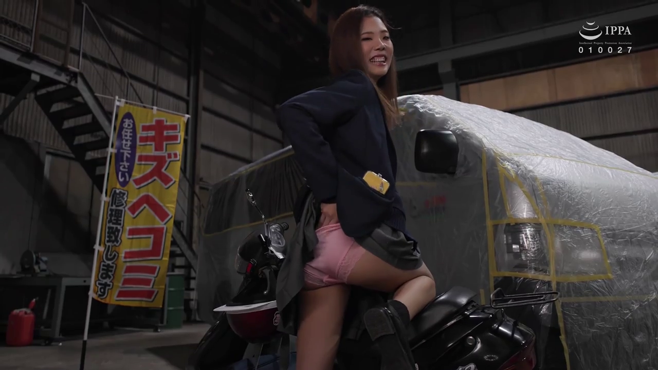 校服 · 站姿 · 臀部 · 笑容 · 掀裙 · 内裤露出 · 摩托车 · 修理厂