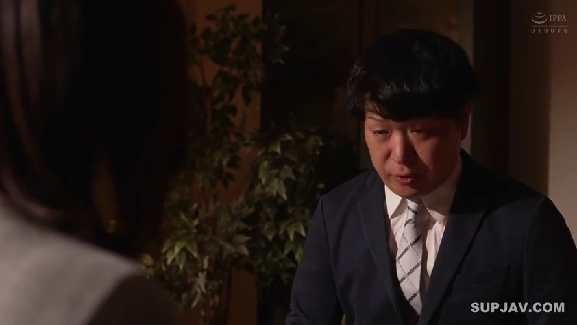 室內 · 坐姿 · 交谈 · 嚴肅 · 半身 · 綠植 · 西裝 · 男性