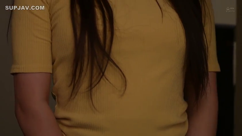 室内 · 躯干 · 静的 · 凝視 · 微笑 · 熟女 · 黄色紧身T恤