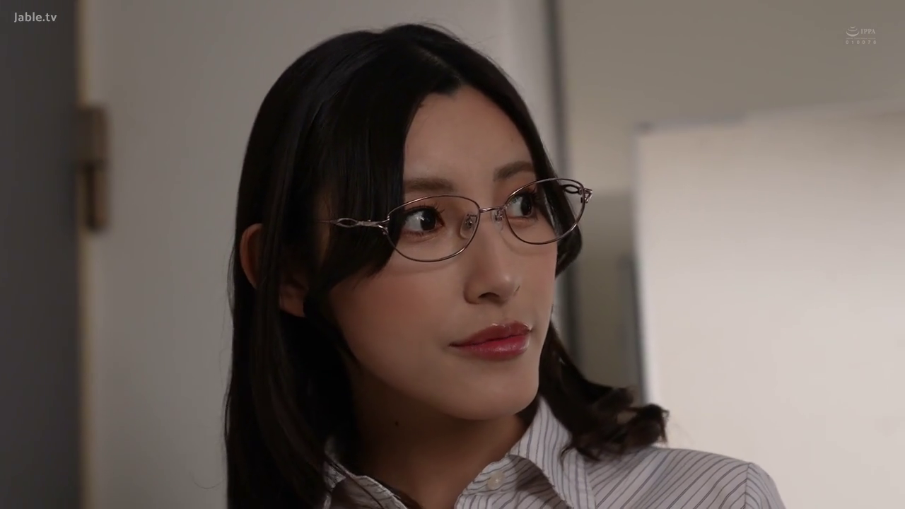 眼镜 · 办公室 · 站立 · 条纹衬衫 · 面部特写 · 注视 · 熟女 · 沉稳