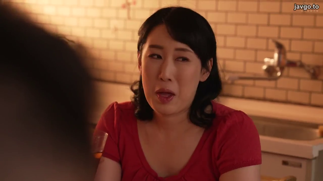 坐姿 · 脸部 · 厨房 · 谈话 · 玻璃杯 · 红色短袖 · 嫌弃 · 中年女性