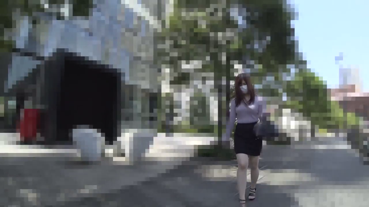 全身 · 口罩 · 行走 · 屋外通り · 手提袋 · 户外漫步 · 全屏马赛克