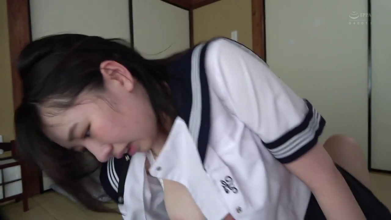 胸部 · 身をかがめる · 和室 · 平静 · 水手服 · 少女 · 裸露乳房