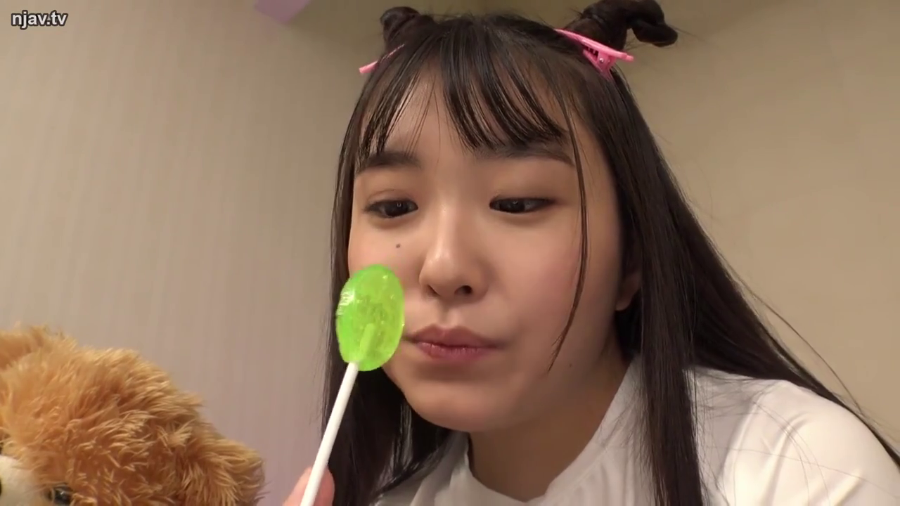 室内 · 脸部特写 · 自然 · 凝视 · 白色T恤 · 持物 · 棒棒糖 · 少女感