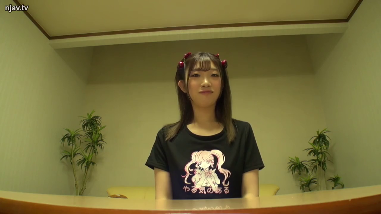 坐姿 · 盆栽 · 微笑 · 注视 · 特写 · 房间 · 黑色印花T恤