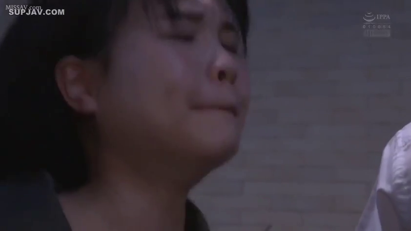 室内 · 面部 · 特写 · 痛苦 · 呻吟 · 抬头 · 深色上衣