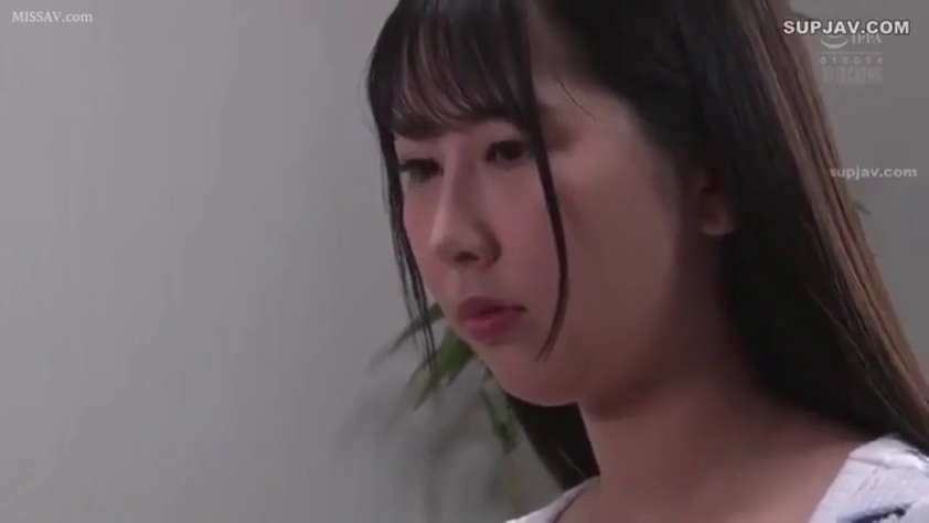 室内 · 严肃 · 注视 · 特写 · 侧坐 · 白衣 · 女优