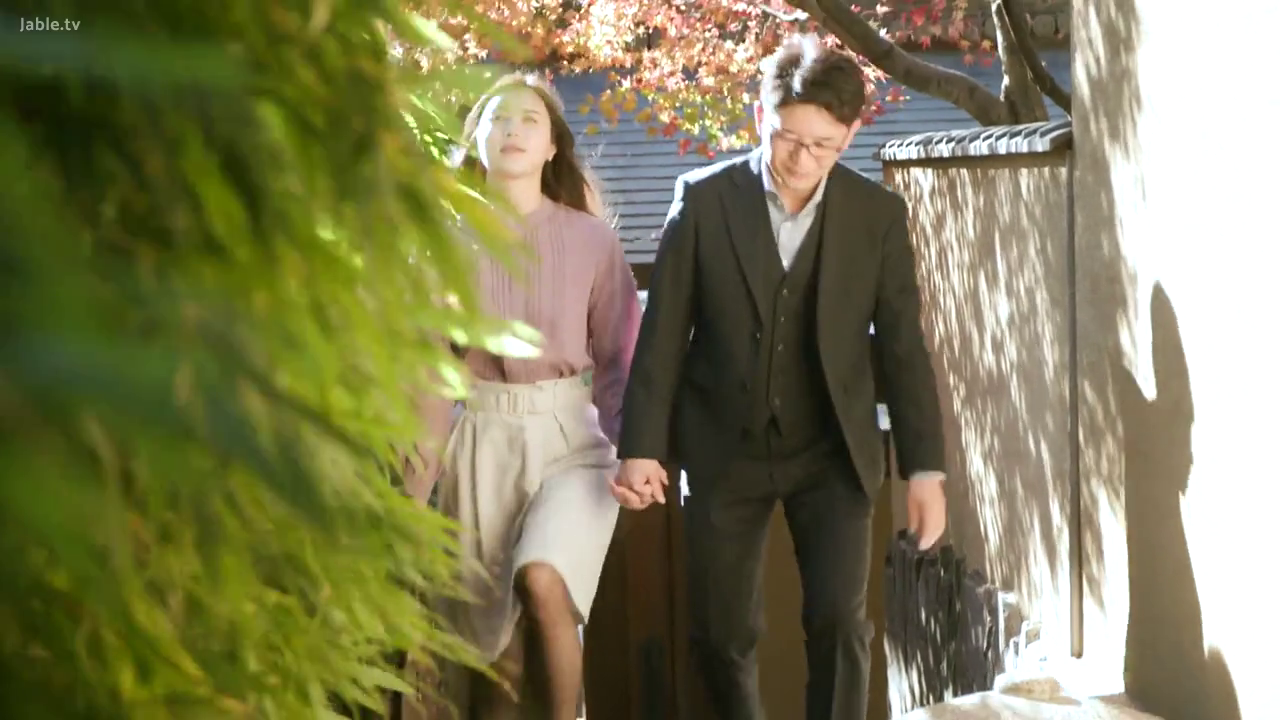 全景 · 自然 · 行走 · Outdoor · Male and female · 牵手 · 西服套裙